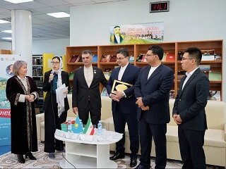 استقبال چشمگیر نوجوانان قزاق از "کتاب یک صفحه ای" ایرانی