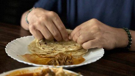 غذا خوردن با دست در پاکستان: استعمارزدایی از عادات فرهنگی 