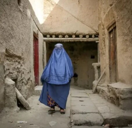زنان بیوه در سایه‌ی سنت‌ها و نگاه جامعه