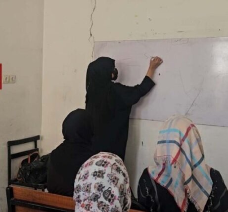 کاهش حقوق آموزگاران در افغانستان آنان را بی‌انگیزه کرده است