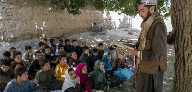 معلم در افغانستان؛ کسی که آینده را در کلاس  می‌سازد